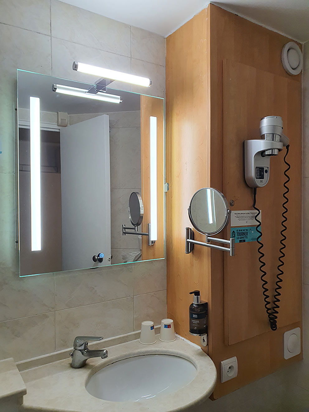 Salle de bain chamlbre hôtel des lacs Viry-Chatillon