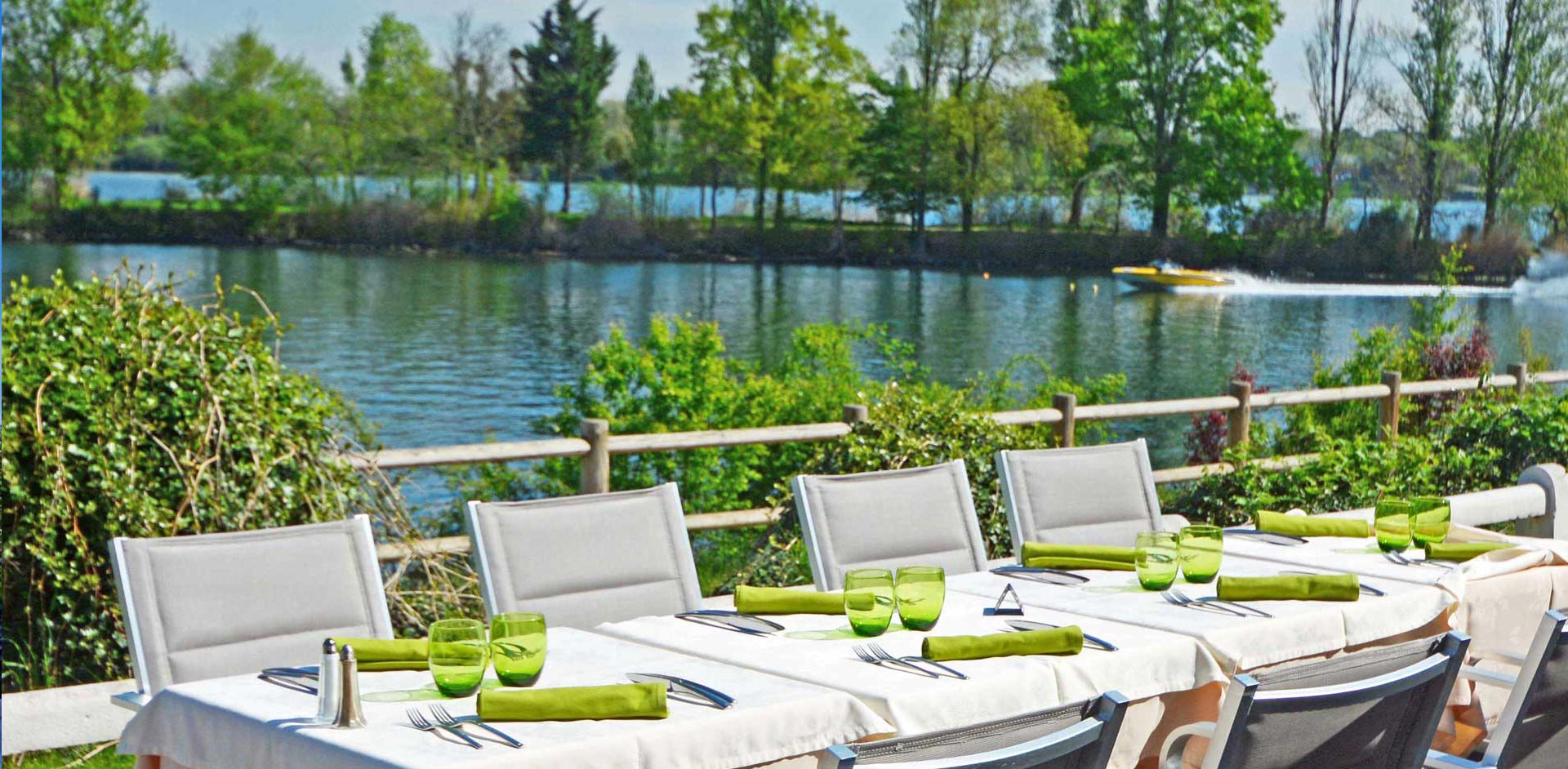 Terrasse avec vue lac hôtel des lacs à Viry-Chatillon